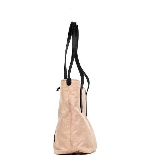 Bolso de mano de nailon ecológico con logo de la marca Burberry en color beige y rosa