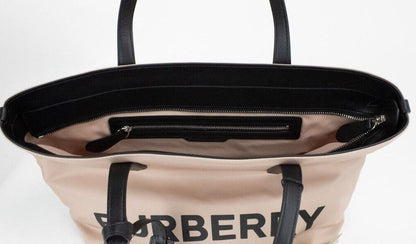 Bolso de mano de nailon ecológico con logo de la marca Burberry en color beige y rosa