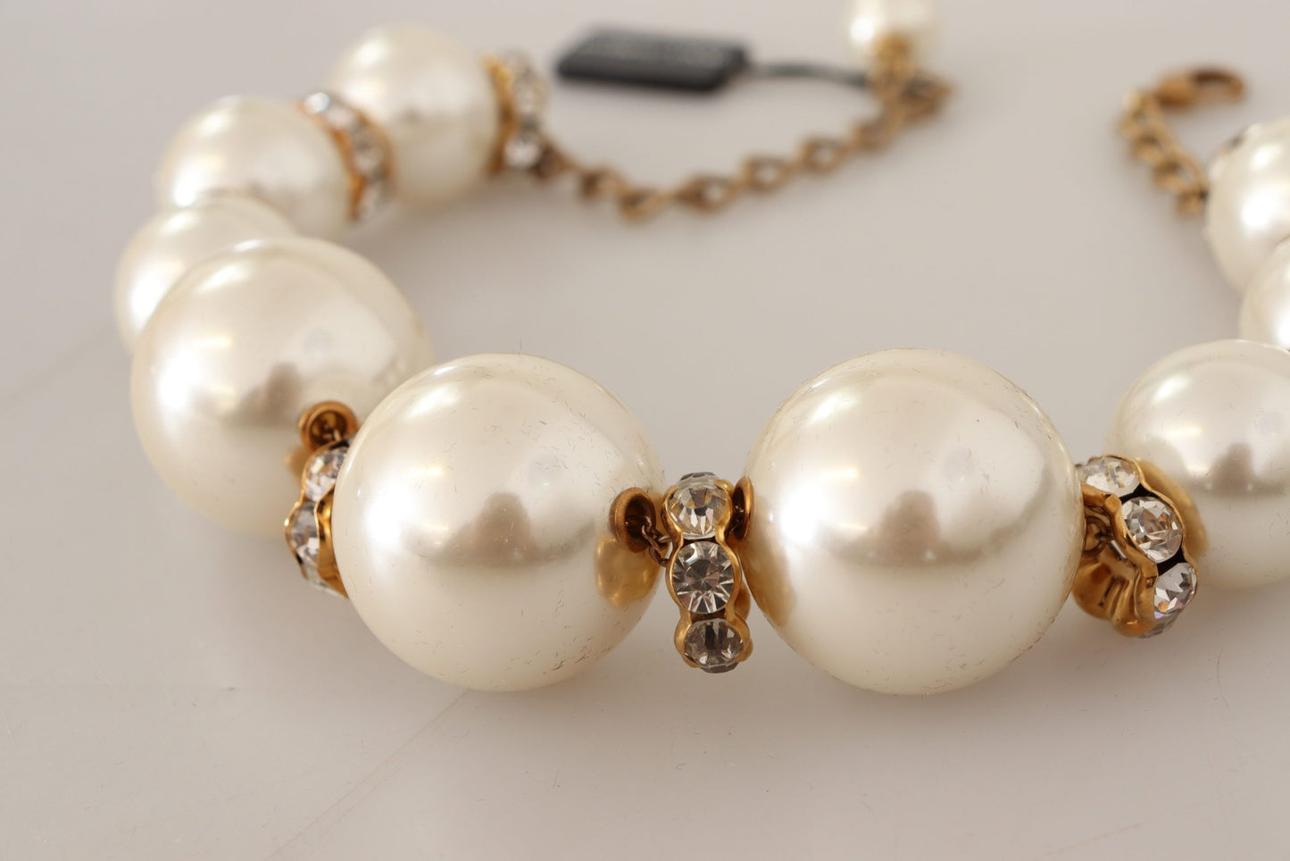 Dolce &amp; Gabbana Elegant Faux Pearl Charm Halsband med Crystal Accenter