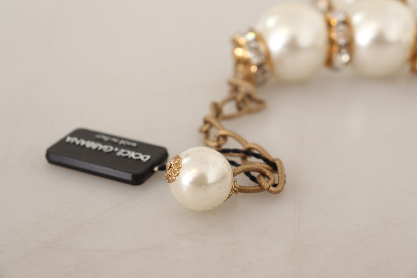 Dolce &amp; Gabbana Elegant Faux Pearl Charm Halsband med Crystal Accenter