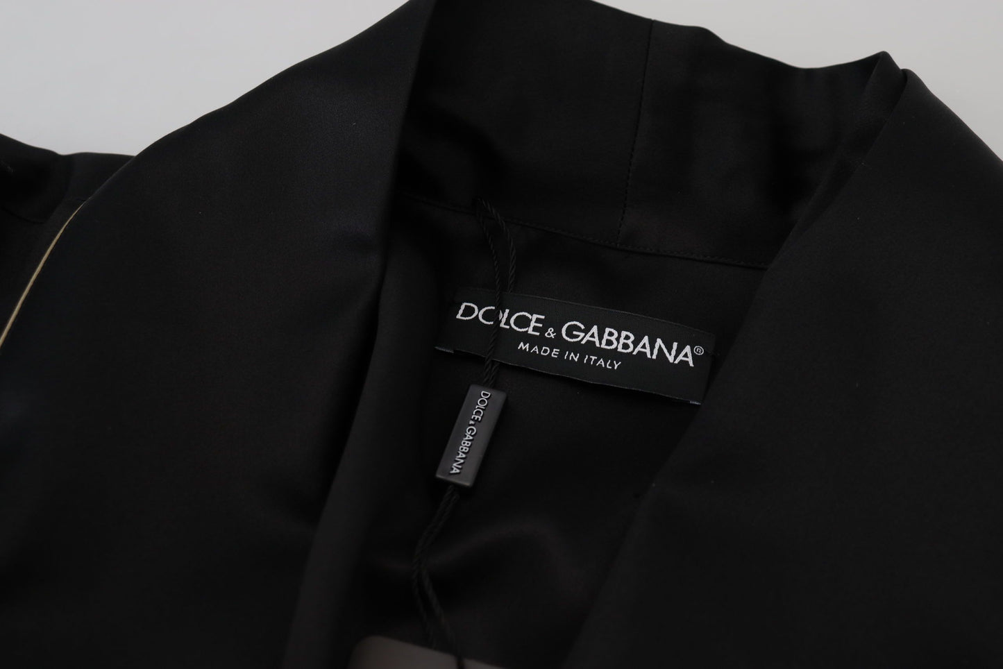 Elegante abrigo largo de seda negra de Dolce &amp; Gabbana