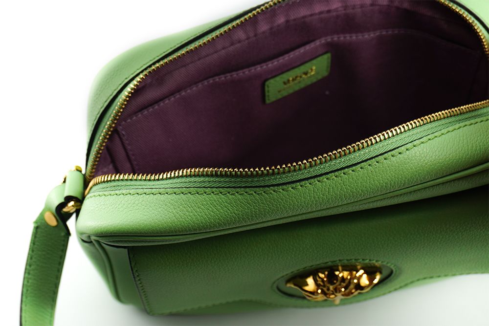 Elegante bolso para cámara de cuero en color verde menta de Versace