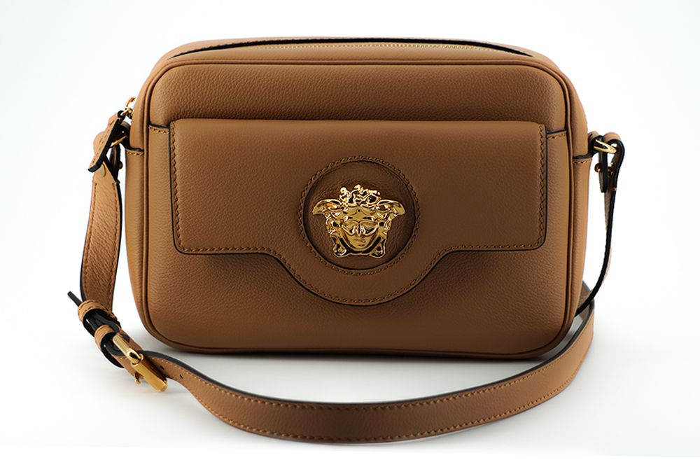 Elegante bolso de hombro Versace de piel marrón con forma de estuche para cámara