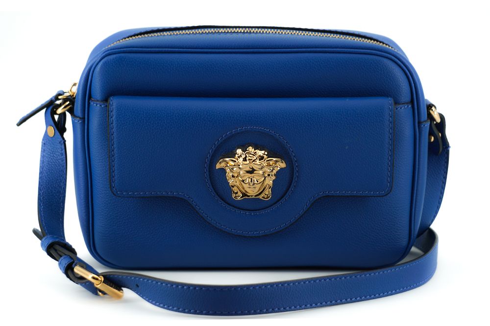 Elegante bolso tipo funda para cámara de piel de becerro azul de Versace