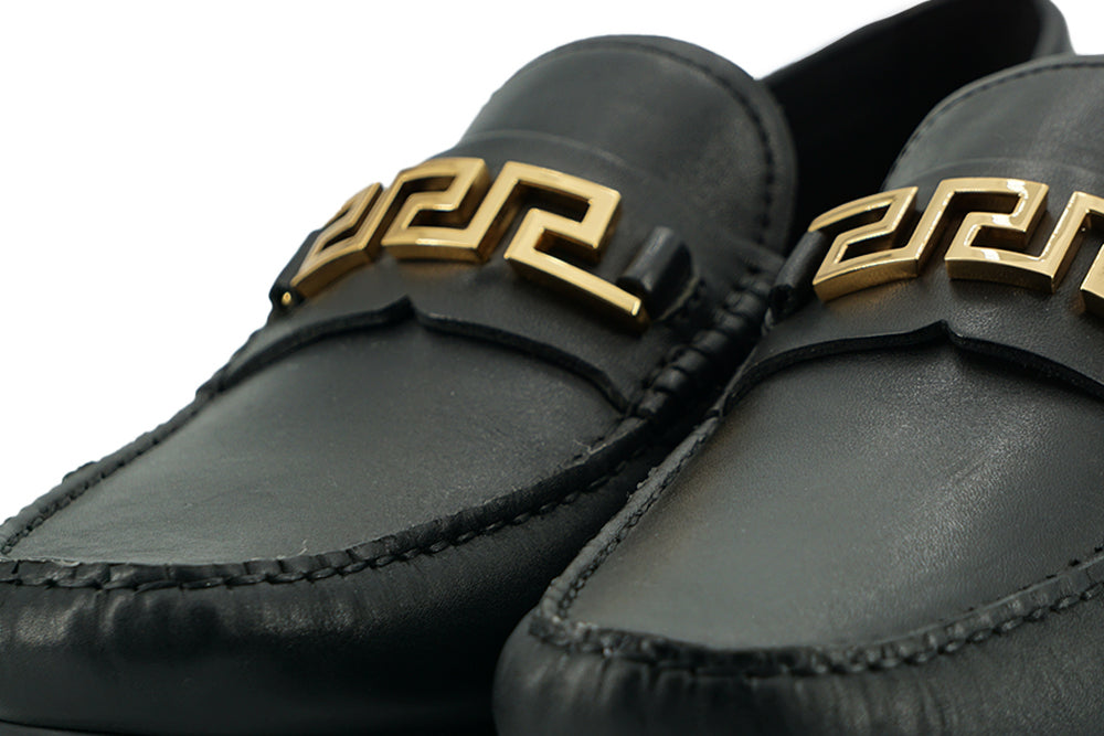 Mocasines elegantes de piel de becerro negra para hombre de Versace