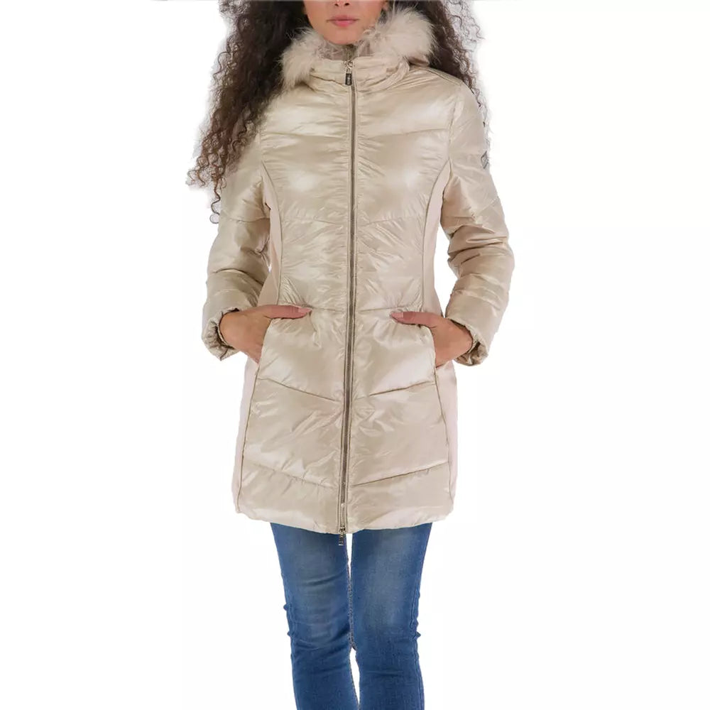 Chaqueta acolchada elegante color beige con capucha de piel Yes Zee