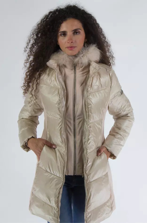 Chaqueta acolchada elegante color beige con capucha de piel Yes Zee