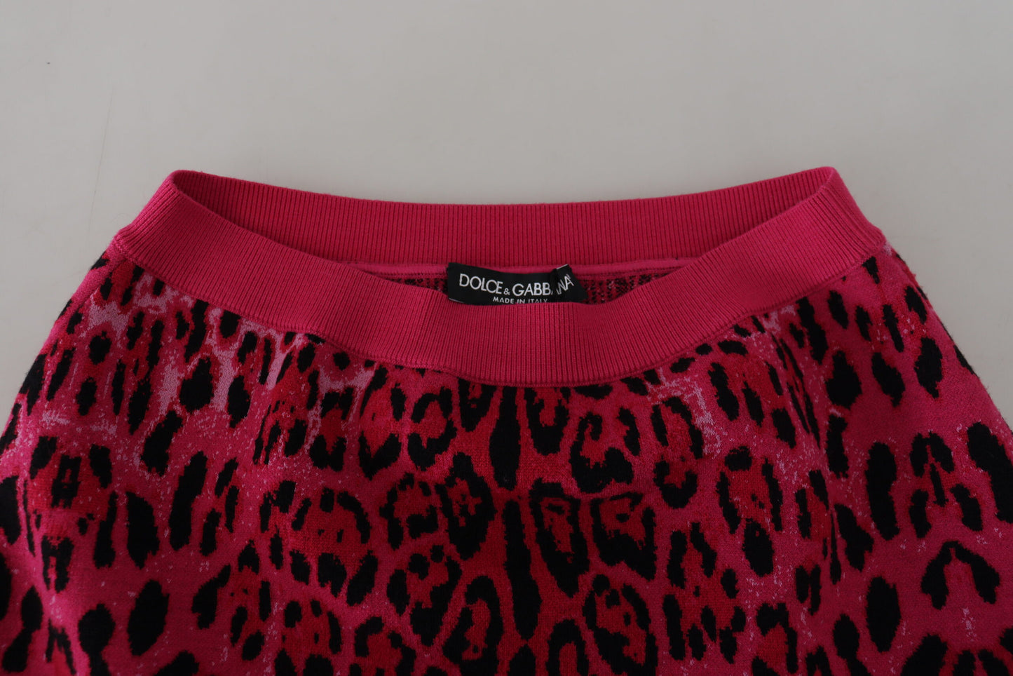 Minifalda elegante de cintura alta con estampado de leopardo en rosa de Dolce &amp; Gabbana