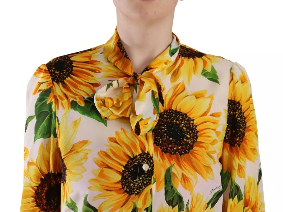 Blusa con cuello ascot de seda con estampado de girasoles blancos de Dolce &amp; Gabbana