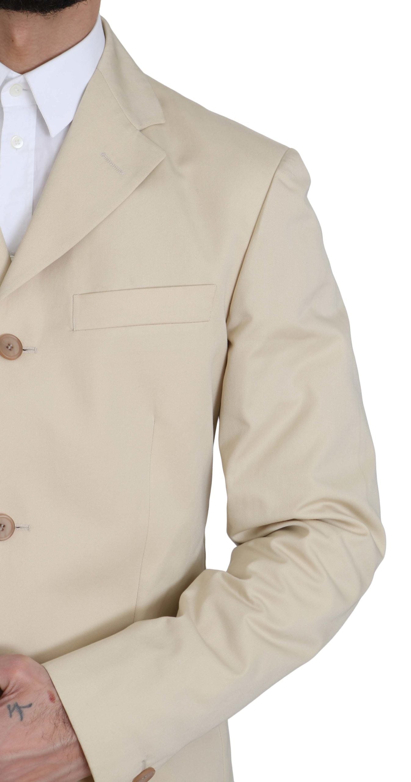 Traje de dos piezas en beige con elegancia clásica de Romeo Gigli